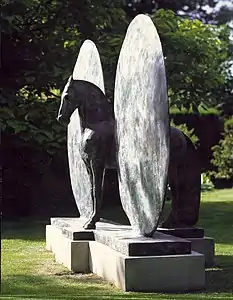 Christopher Le Brun, Union (Cheval à deux disques), 1999-2000, Bronze, 469 x 255 x 158 cm. Installé au New Art Centre, Wiltshire.