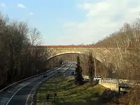 L'Union Arch Bridge en 2008. On peut voir qu'il permet de franchir le :Cabin John Parkway (en).