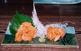 Corail d'oursins en sashimi au Japon.