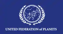 Image sur fond bleu montrant un ciel étoilé stylisé, entouré par deux palmes et portant le texte « United Federation of Planets »
