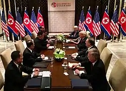 Réunion bilatérale des États-Unis et de la Corée du Nord avec les délégations respectives.