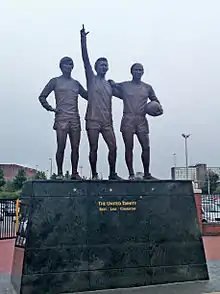 The United Trinity, la statue représentant Best, Law et Charlton.