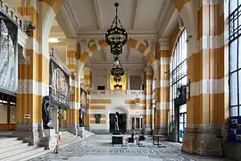 Hall du bâtiment Gramme de l'Université du Travail à Charleroi