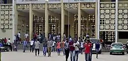 Façade de la faculté de droit Université Marien-Ngouabi à Brazzaville. Ex-Centre d'enseignement supérieur, puis ex- Collège Raphaël Bouboutou (à Bacongo).