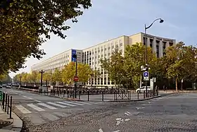 Palais de l'OTAN porte Dauphine, devenu l'université Paris-Dauphine, siège de l'OTAN de 1959 à 1967.