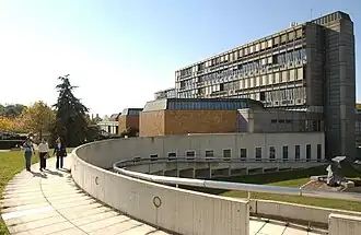 L'Internef, bâtiment principal de la faculté des hautes études commerciales (HEC Lausanne) et de la faculté de droit et des sciences criminelles, abrite notamment la bibliothèque de droit et sciences économiques (BDSE), un des trois sites de la bibliothèque cantonale et universitaire de Lausanne.