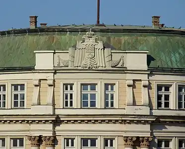 Détail de l'entrée, avec le blason du Royaume de Yougoslavie.