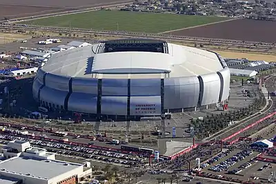 Photo aérienne d'un stade dont le toit est rétractable