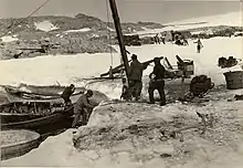 Des hommes déchargeant du matériel d'un navire.