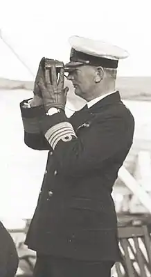 Photo noir et blanc d'un officier de marine regardant dans des jumelles