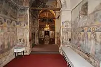 L'intérieur de l'église avec les fresques et l'iconostase.