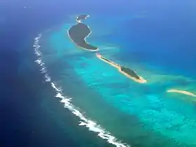 Uonukuhahake (l'îlot au milieu), avec Uonukuhihifo (en haut) et une partie de Tofanga (en bas).