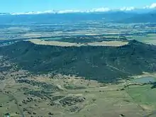 Vue aérienne d'un relief tabulaire au milieu d'une plaine.