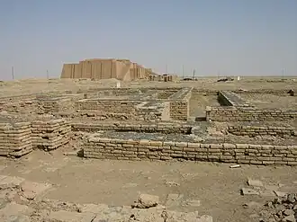 Ruines d'Ur (Mésopotamie), avec la ziggurat en arrière-plan.