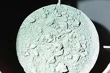 Le tetrafluorure d'uranium, aussi appelé « sel vert », est produit par conversion du "yellow cake" extrait des mines d'uranium.