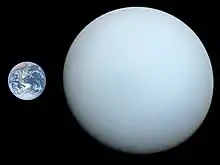 La Terre et Uranus représentées côte à côté, on observe qu'Uranus est bien quatre fois plus grande.grande.