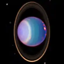Un anneau orange entoure Uranus et deux points rouges sont visibles sur la planète.