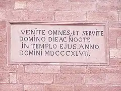 Plaque avec la date de construction de l'église.