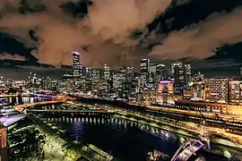 Les toits de Melbourne CBD et la rivière Yarra la nuit