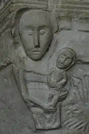 Sculpture sur le fronton de l'église.