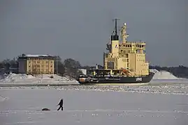 Le brise-glace Urho retournant en mer après avoir fait le plein de carburant à  Katajanokka.