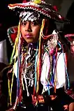 Costume féminin de la danse yampara du Pujllay, avec la coiffe en forme de pagode richement ornée, ses rubans colorés et pièces de monnaie, au Carnaval d'Oruro en 2012. Et toujours le même regard noir, irrésistible...