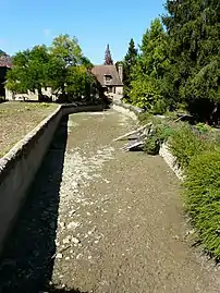 Bief asséché d'un moulin dans le bourg d'Urval.