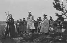 Photo d'un groupe d'officiers allemands, observant les manœuvres sur le terrain.