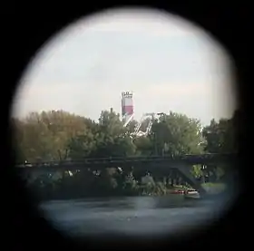 La cheminée de l’usine vue du centre-ville vue des jumelles touristiques installées sur le Pont-Neuf, d’une distance d’environ 3,8 km.