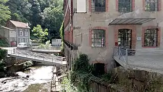 Photographie de l'usine située à proximité directe des Forges Mondière. Cette usine est plus grande, plus spacieuse.