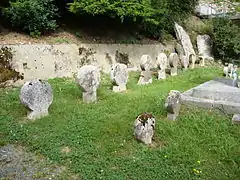 Photographie de deux rangées de stèles discoïdales.