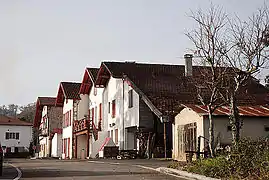Photographie d'une rue avec quatre maison basques.