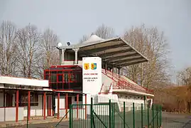 Photographie de la galerie d’un stade sportif, indiquant stade errobi, errobi kirol zelaia.