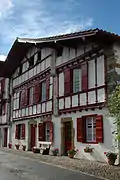 Photographie d’une maison basque aux boiseries rouge sang.