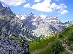 Coureurs sur un sentier. Arrière-plan de panorama de haute-montagne.