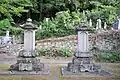Tombe de Date Munenari (à droite) à Uwajima (宇和島 等覚寺).