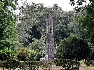 Monument aux morts d'Uza sur les bords de l'étang