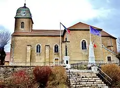 L'église et le monument aux morts.