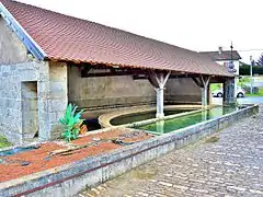 Fontaine-lavoir nord.