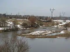 Embouchure de la rivière Vähäjoki à Koroinen (à droite), vue de l'autre côté de l'Aurajoki.