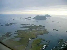 Survol de l'archipel de Røst en avion ; Røstlandet est visible dans la moitié basse de la photographie.