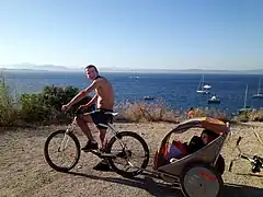 Vélo et remorque enfant à Porquerolles.