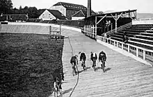 vue d'un stade vélodrome avec cinq cyclistes au centre
