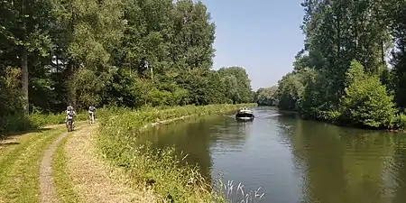 La véloroute de la Somme et le fleuve.