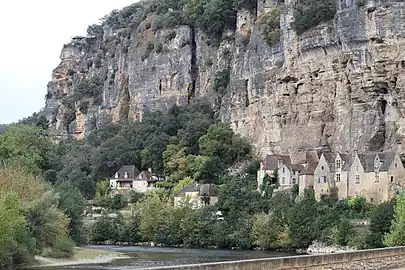 La falaise de Vézac, le long de la Dordogne, vue depuis l'amont.