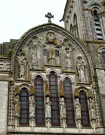 Le pignon (1240-1250), façade occidentale, partie centrale.