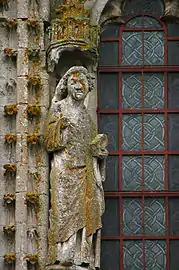 Saint Jean l'Évangéliste (1240-1250), calcaire, façade occidentale.