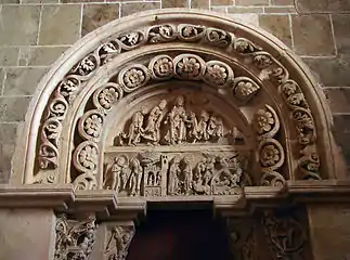 Tympan et voussures (1120-1140).Calcaire, nef, portail sud.