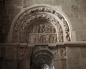 Le portail nord et bas-côté (1120-1140). Calcaire, nef.
