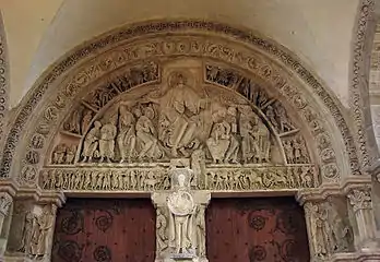 Descente de l'Esprit saint à la Pentecôte et la mission universelle des apôtres (1120-1140). Calcaire, portail central, tympan.